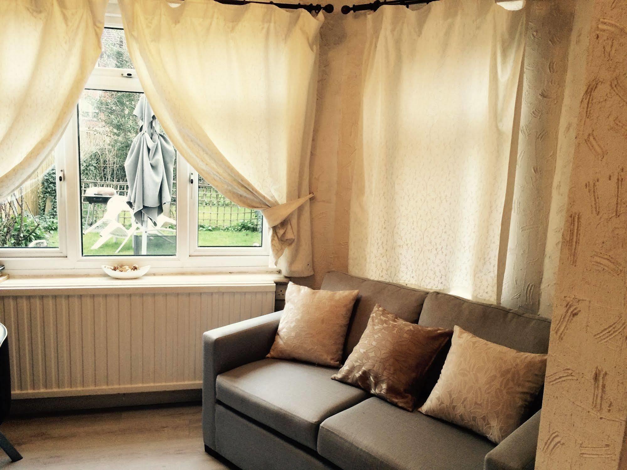 Lovely Garden Apartment In Wimbledon Town Centre With Private Parking By Wimbledon Holiday Lets * Londres